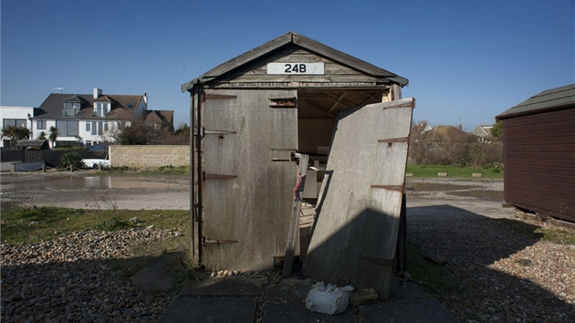 Majitel pláového domku 24B neml as jej udrovat. Chatka se po letech rozpadla, nyní se prodává za 9 500 liber.