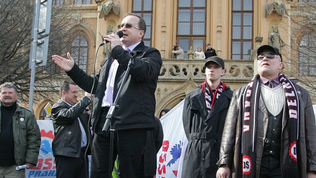 Mítink Dlnické strany sociální spravedlnosti v Novém Bydov, hovoí pedseda Tomá Vandas (12.3. 2011)