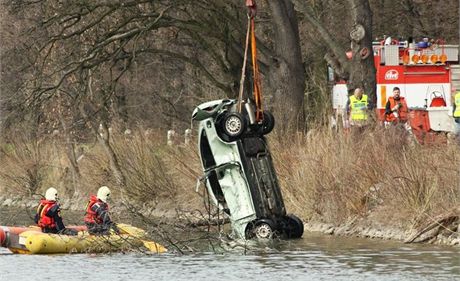 Hasii vytahovali z rybníku v Lednici jeábem auto.