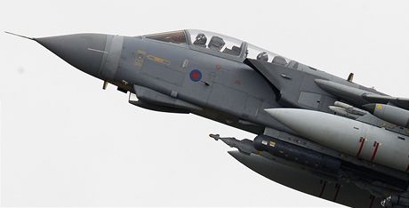 Britský stroj Tornado startuje k misi nad Libyí (21. bezna 2011)