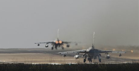 Britské stroje Tornado startují k misi nad Libyí (21. bezna 2011)