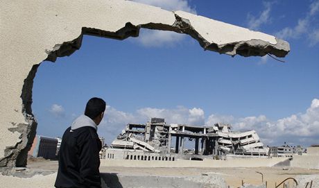 Trosky oputn budovy v psmu Gazy znien izraelskm nletem (23. bezna 2011)