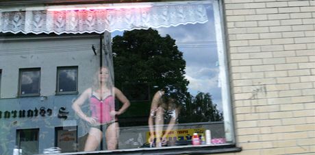 Rok 2009 - Prostitutky v baru Venezia v Dub ekaj na zkaznky marn.