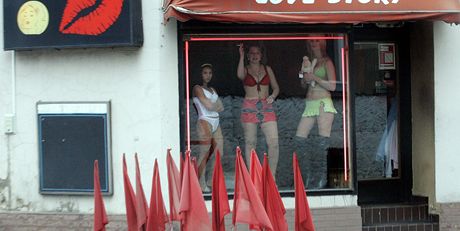 Rok 2007 - U dva msce po oteven dlnice do Nmecka lkaly prostitutky do nonho klubu Love story v Dub zkaznky marn.