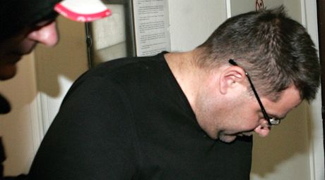 Policisté odvádjí Petra Kunierze do vazby. (24. 3. 2011)