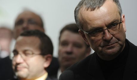 Ministr financí Miroslav Kalousek, v pozadí ministr kolství Josef Dobe na tiskové konferenci k financování sportu. (23.3. 2011) 