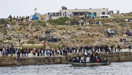 Italský ostrov Lampedusa zaplavují uprchlíci z Afriky (29. bezna 2011)