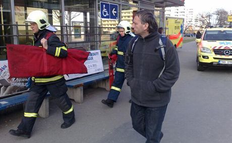 Uzavené metro po pádu lovka do kolejit na Pankráci