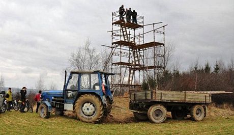 Lidé z obce Pyel na Tebísku si postavili rozhlednu z leenáských trubek a podláek.