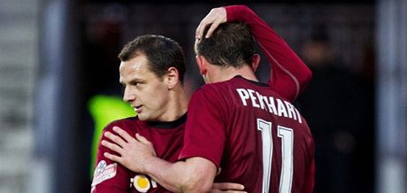 Tomá Pekhart (vpravo) a spoluhrá Marek Matjovský se radují z gólu.
