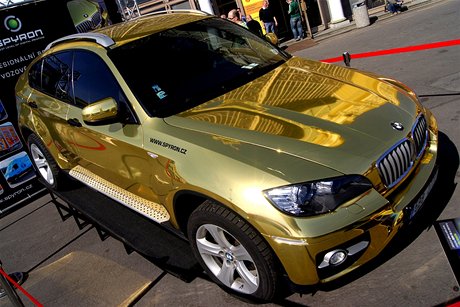 Zlat BMW na praskm vstaviti