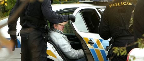Policisté odváejí k výslechu Otakara T., který je podezelý z vrady devítileté Aniky. (24. íjna 2010)