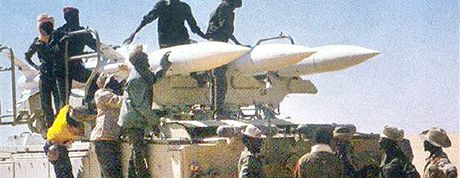 adt vojci postvaj u zajatho stroje libyjsk protivzdun obrany se temi stelami SA-6. (srpen 1987)