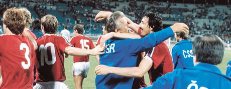 MOSKVA 1980. Reprezentanti porazili ve finále NDR 1:0 a vyhráli olympijský turnaj. Trenér Frantiek Havránek se objímá se stoperem Rostislavem Václavíkem.