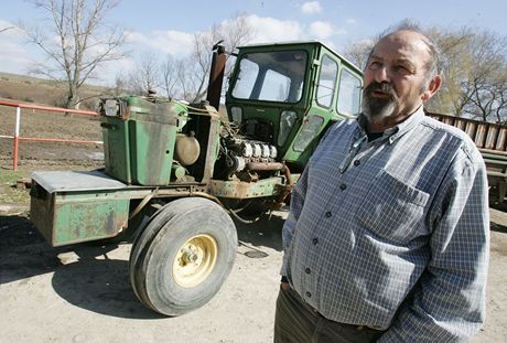  Lubomír Hlavenka z Mikulova se svým upraveným traktorem.