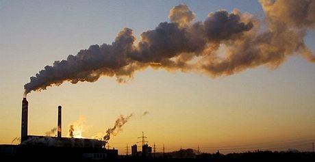 ínské elektrárny vytvoí s jednou kilowatthodinou 752 gram oxidu uhliitého, japonské jen 418. Ilustraní foto.