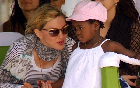 Madonna s dcerou Mercy v jejm rodnm Malawi