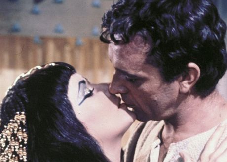 Elizabeth Taylorová a Richard Burton ve filmu Kleopatra