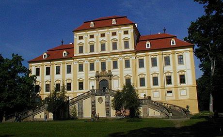 Jednou ze zastávek krunohorského autookruhu je i zámek ervený Hrádek u Jirkova.