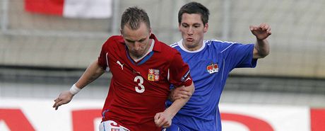 DAL GÓL. eský fotbalista Michal Kadlec si poctiv plnil úkoly obránce, ale navíc dal i gól.