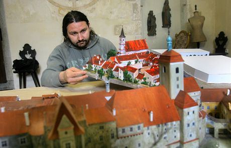 Výtvarník strakonického muzea Pavel Koubek ukazuje model msta.