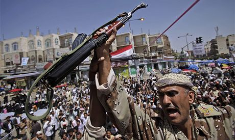 Jeden z dstojník jemenské armády, který se práv pipojil k demonstrantm...