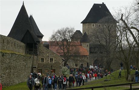 Hrad Helftýn patí k populárním turistickým místm v kraji, do jeho paláce se ovem návtvníci i nadále nepodívají.