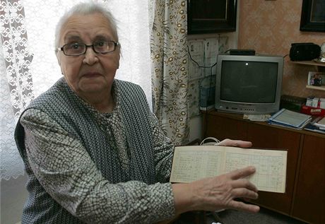 Jarmila Nohavikov, snacha sedlka Jiho Nohaviky starho, kter byl v 50. letech perzekvovn komunisty. Na snmku ukazuje vkladn knku, z n bylo vyerpno bez jejich vdom 120 tisc korun.
