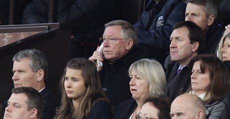 TELEFONISTA. Alex Ferguson diriguje svj Manchester i z tribuny.