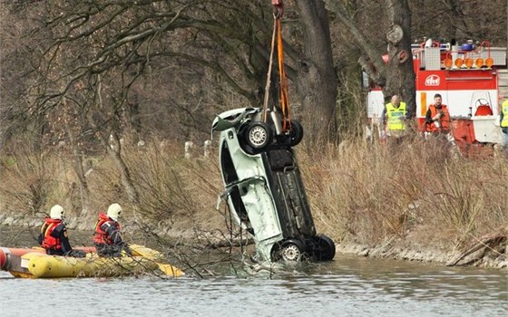 Hasii vytahovali z rybníku v Lednici jeábem auto.