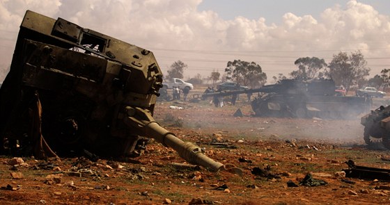 Tanky patící vojsku Muammara Kaddáfího zniené francouzským útokem u Benghází. (20. bezna 2011) 