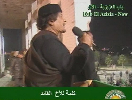 Libyjský vdce Muammar Kaddáfí ení v Tripolisu (23. bezna 2011)