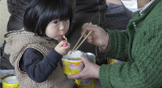 Japonské dít jí nudle v evakuaním centru ve mst Ofunatu v prefektue Iwate (20. bezna 2011)