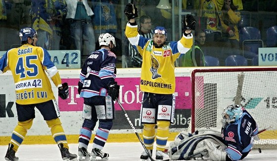 Ústetí hokejisté Roubík a agát (vlevo) se radují z gólu.