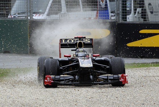 Nick Heidfeld se svým Renaultem mimo tra.