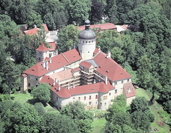 Hrad Grabštejn je otevřen denně mimo pondělí. Je přístupný od nejhlubšího sklepení až po ochoz věže.