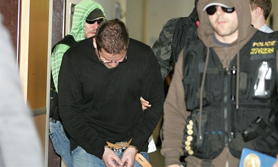 Policisté pivádjí k soudu editele Regionální rady soudrnosti Severozápad Petra Kunierze (24. 3. 2011)