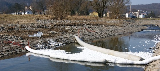 Únik oleje do Homolského potoka a do Labe