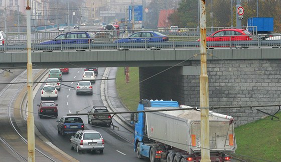 Jediná spojnice Lochotína s centrem Plzn bývá pravideln ucpaná.