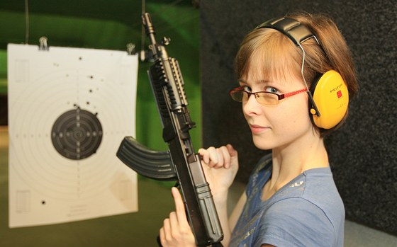 Na střelnici na Kotlářské ulici v Brně si chodí zastřílet majitelka legálně držené zbraně Eva Trávníčková.