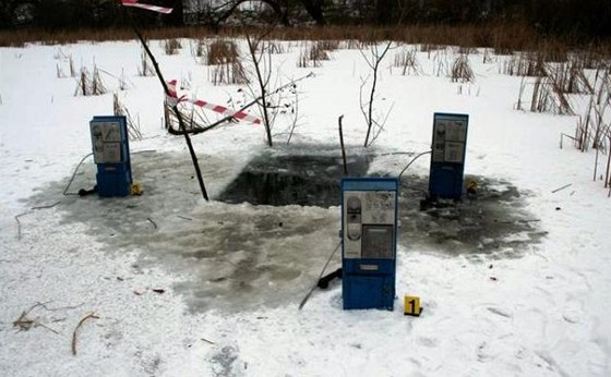 Policisté na Vyškovsku dopadli trojici mužů, kteří kradli telefonní automaty.