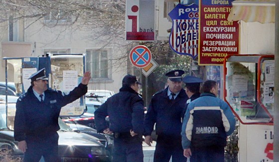 Bulhartí policisté ped bankou, kde zlodj drel 19 hodin rukojmí. (25. bezna 2011)