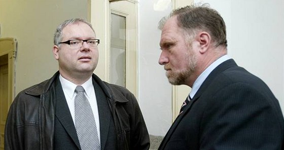 litomický léka Ivan Drnek se svým obhájcem Tomáem Sokolem