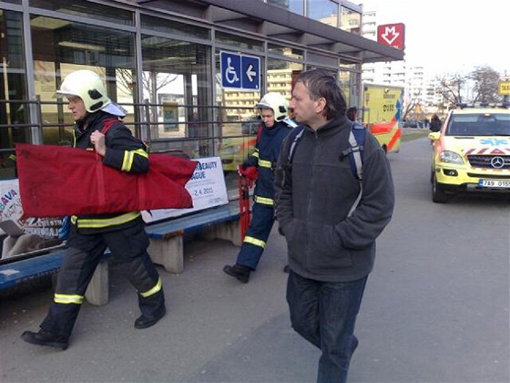 Uzavené metro po pádu lovka do kolejit na Pankráci