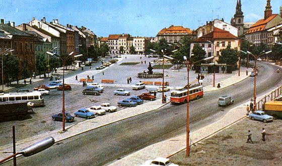 Dobový pohled na Masarykovo náměstí v Jihlavě bez Prioru.