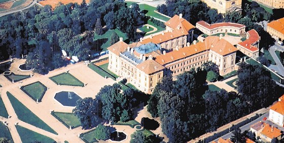 Renesanní zámek Slavkov u Brna byl na konci 17. století pestavn do barokní podoby.
