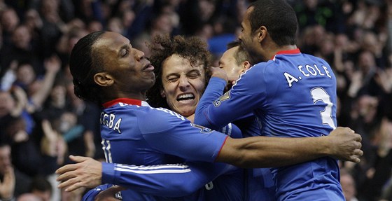 VÝBUCH RADOSTI. Fotbalisté Chelsea slaví gól Davida Luize (druhý zleva) v zápase s Manchesterem City.
