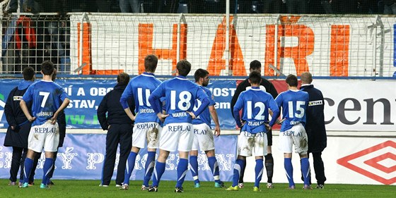 CO JSTE TO PEDVÁDLI? Hrái Ostravy si po prohe 0:4 v Teplicích od fanouk urit nevyslechli nic pkného.