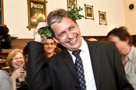 Novopeený senátor Jií Dienstbier mladí krátce po svém zvolení v doplovacích volbách do Senátu na Kladensku. 26. bezna 2011