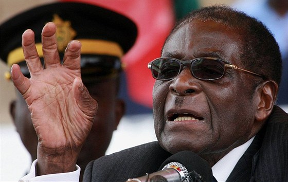 Robert Mugabe hovoí k truchlícím na pohbu své sestry Sabriny. Ped nedávnem sám vyvracel informace, e je tce nemocný. (1. srpna 2010)